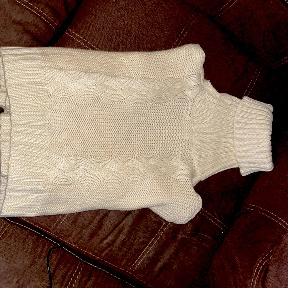 A cream white sweater turtleneck crop top